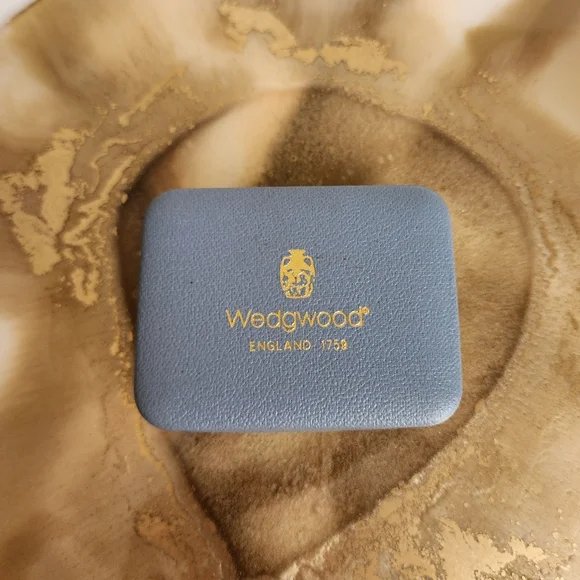 Vintage Wedgwood Jasperware Gold Plated Cameo Brooch | New in Original Box - Picture 6 of 8